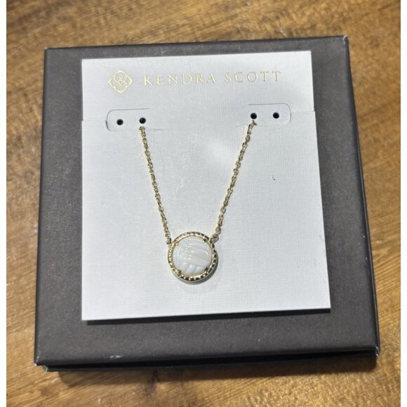 NWTKendra Scott Volleyball Gold Short Pendant Necklace in White Mother-of- Pearl - Picture 1 of 3
